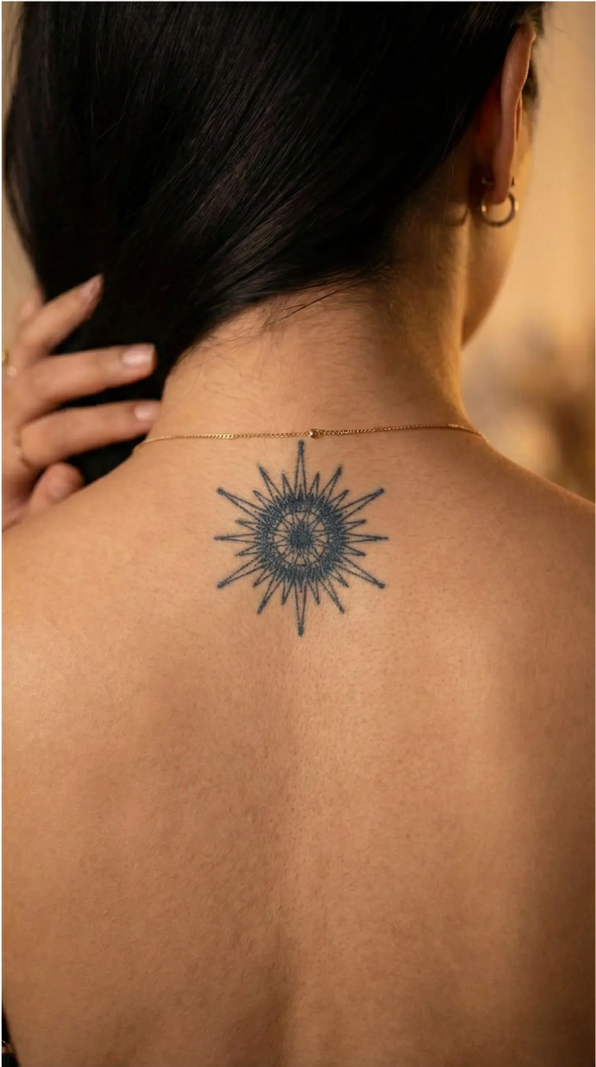 Stea, model de tatuaj cu stea în stil mandala, pe piele